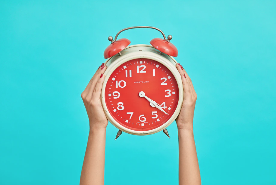 blue background, red clock